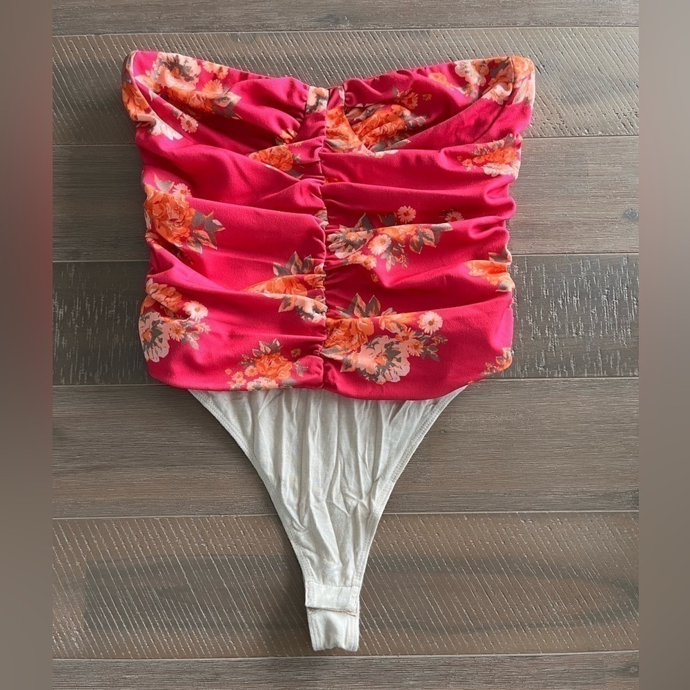 WAYF| FLORAL RUCHED BODYSUIT
